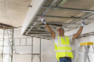 Profissional trabalhando com Steel Frame