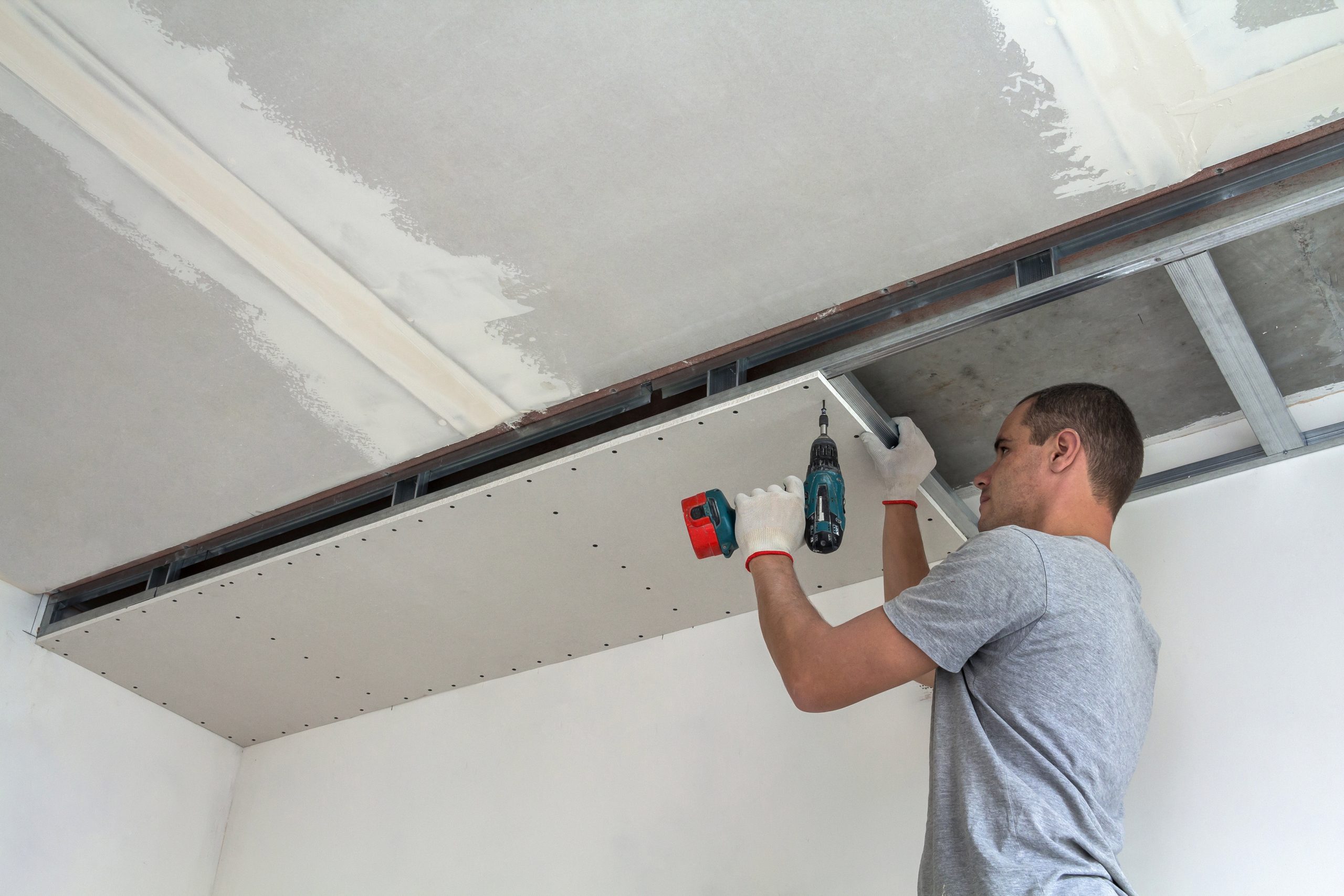 Instalação de construção a seco e drywall